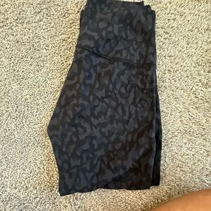 LULULEMON black camo crops size 4
